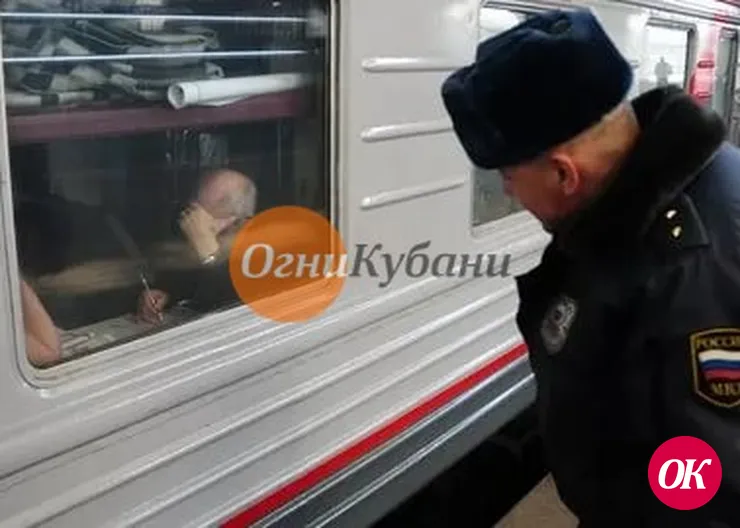 Дебоширов сняли с поезда