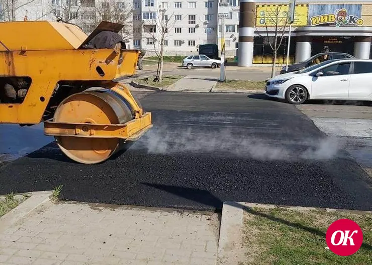 Искусственная неровность для ограничения скорости транспортных средств устроена дорожной службой по улице Морозова в микрорайоне №1