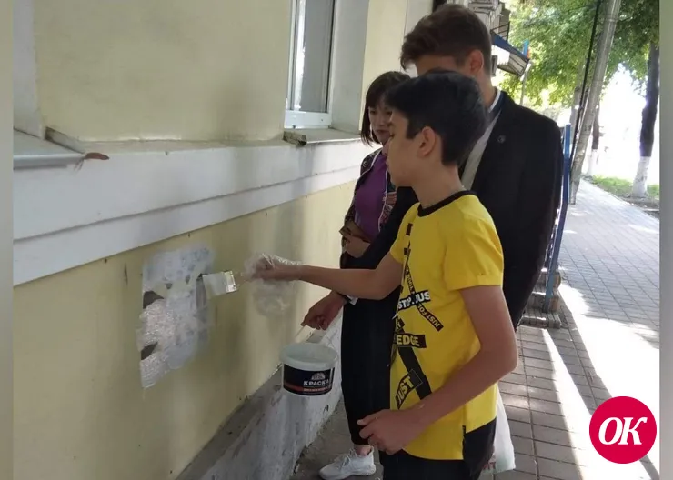 В Кропоткине молодежь уничтожает пронаркотические надписи на фасадах зданий