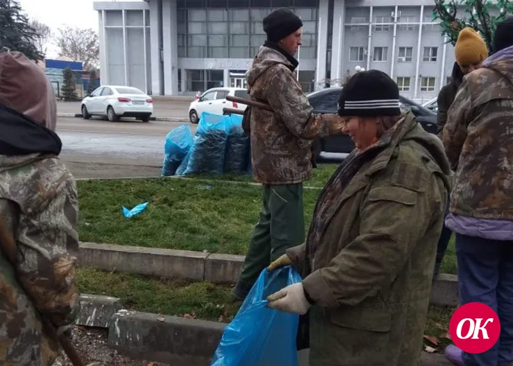 На улицах Кропоткина и сельских поселений района идёт массовая уборка пожухлой листвы