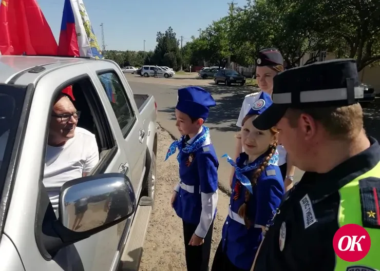 В преддверии Дня Победы госавтоинспекторы и их юные помощники вручили водителям «фронтовые треугольники»