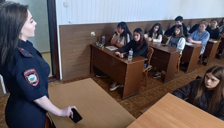 Полицейские пришли в колледж с беседой по противодействию экстремизму