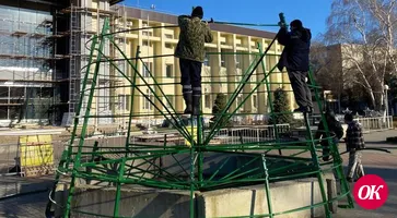 На площади ДК приступили к установке главной новогодней елки