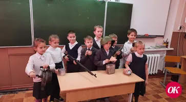 Сотрудники городского краеведческого музея побывали у первоклассников СОШ №5 с праздничной программой «На страже Родины»