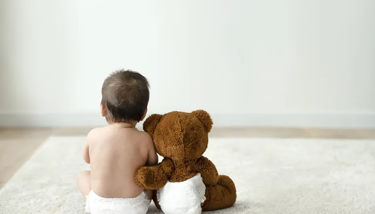 https://ognikubani.ru/wp-content/uploads/2023/01/baby-and-teddy-bear-rear-view-with-design-space