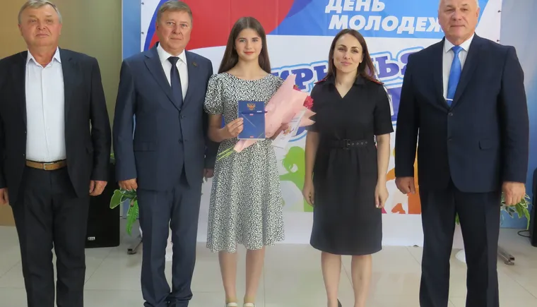В Кавказском районе семи школьникам торжественно вручили первые паспорта и брошюры Конституции РФ