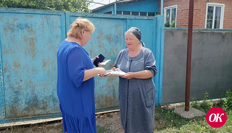 Наедине с собой не оставляют