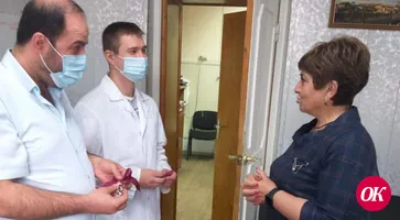 В Кавказской центральной районной больнице ключи от квартир получили врач ортопед-травматолог и многодетный отец Хусейн Закария и врач психиатр Владимир Кузин