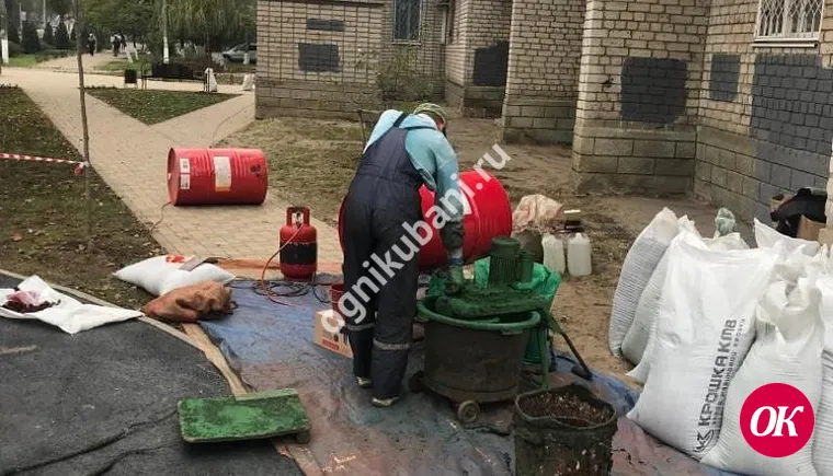 В Кропоткине на детской игровой площадке в районе нового сквера по улице Красной укладывают мягкое покрытие