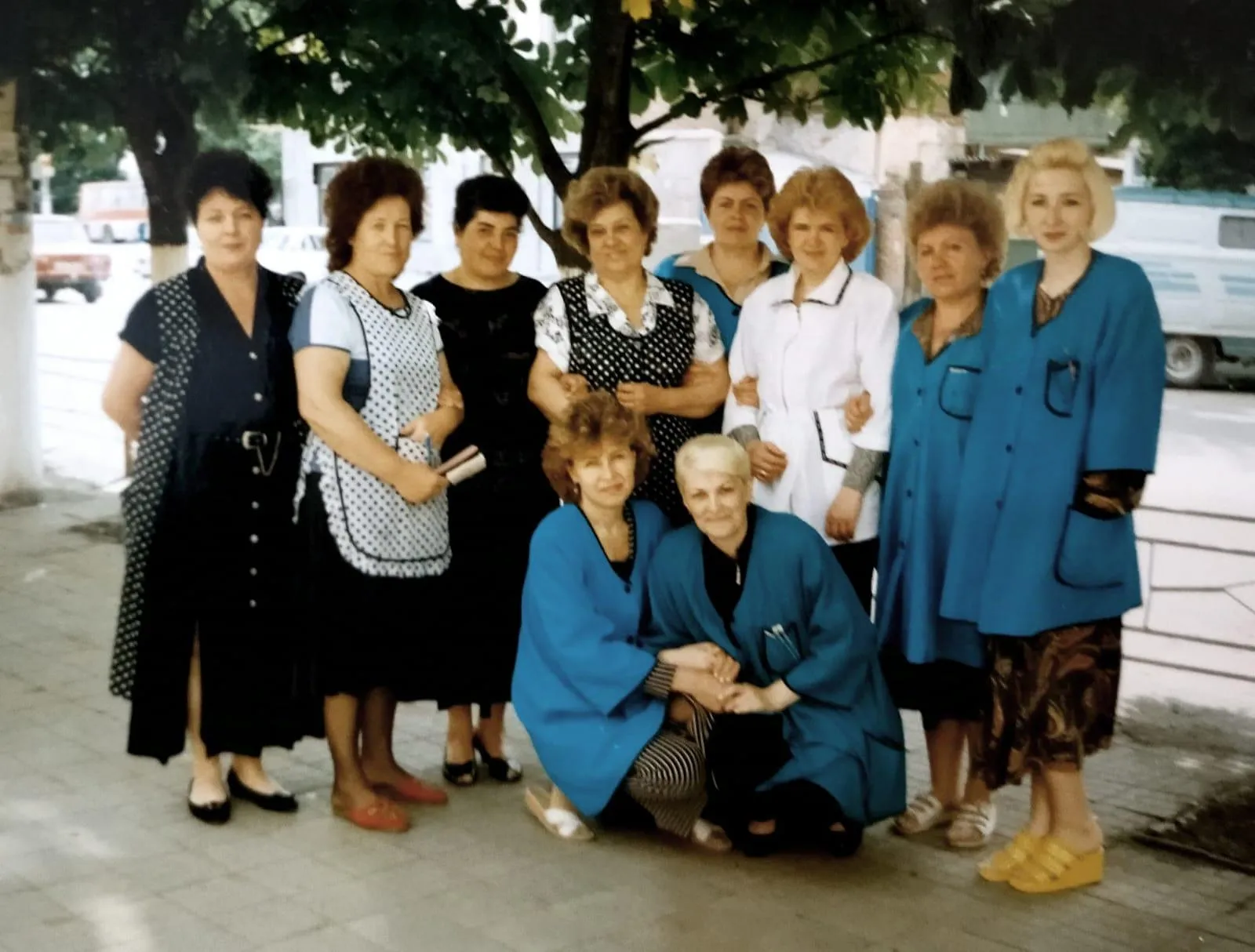 Парикмахеры Кропоткина возле «Березки», 90-е годы.