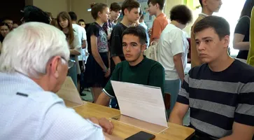 Почти 600 молодых людей проводят лето в труде