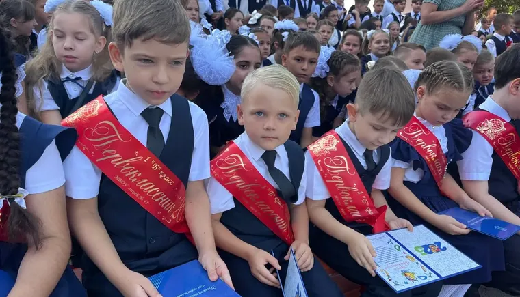 В Кавказском районе сегодня за парты сели 1176 первоклассников