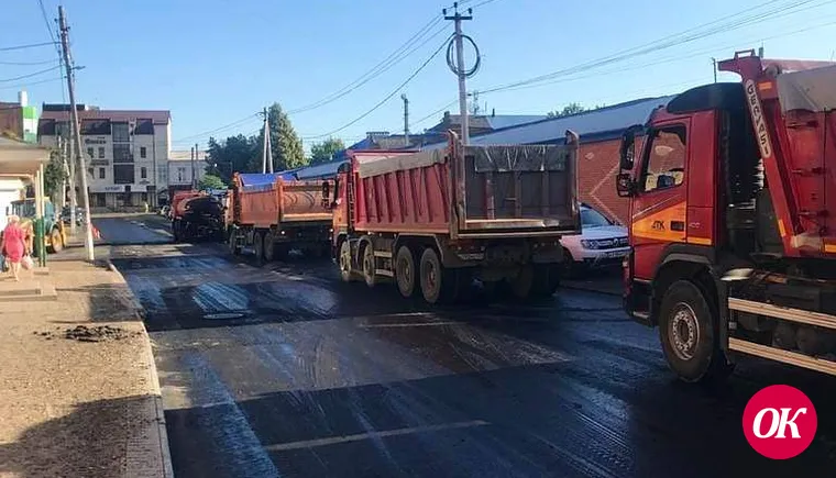 В районе Центрального рынка Кропоткина укладывают второй слой асфальта