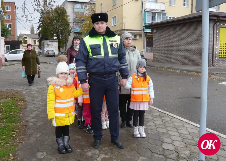 <strong>Госавтоинспекторы Кавказского района совместно с дошкольным отрядом ЮИД провели акцию «Возьми ребенка за руку!»</strong>