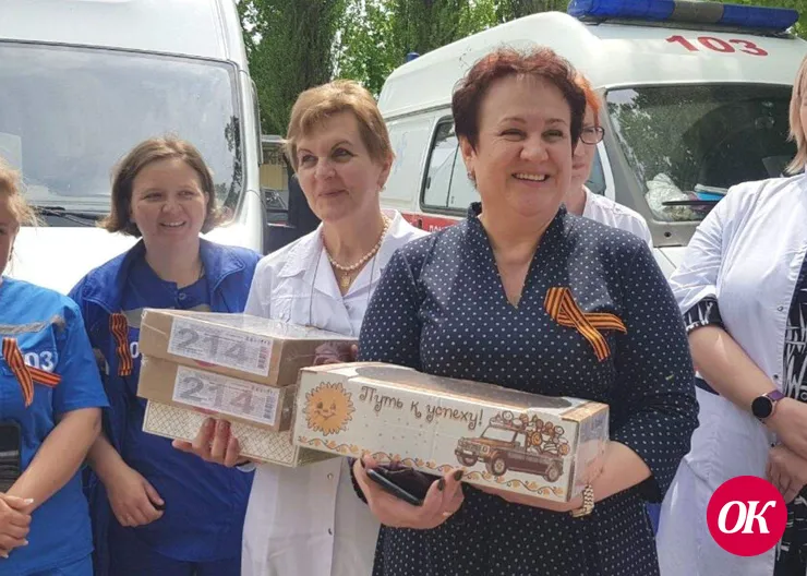 Молодые депутаты-единороссы Кавказского района вручили подарки сотрудникам Станции скорой помощи