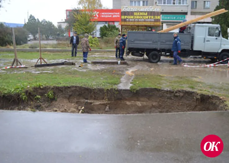 В микрорайоне №1 на ул.Двойной образовался дорожный провал