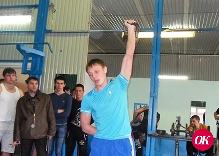 Выходят на арену силачи