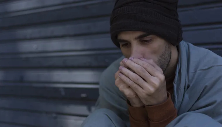 https://ognikubani.ru/wp-content/uploads/2023/03/medium-shot-of-homeless-man-being-cold