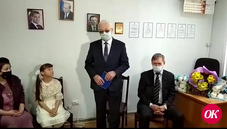 В преддверие праздника 8 Марта депутат Государственной Думы Алексей Езубов поздравил приемных мам Кавказского района.