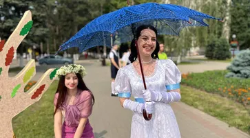 Работники Центральной библиотечной системы города создали атмосферу, погружающую в мир 19 века.