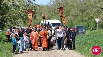 Прихожане Свято-Никольского храма и паломники совершили крестный ход в Монастырский лес к источнику Казанской Божией Матери