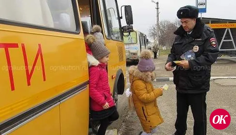 Госавтоинспекторы проверяют школьные автобусы на их исправность