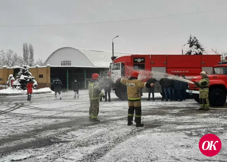 В Кавказском районе оригинально проводили на пенсию сотрудников пожарно-спасательной части