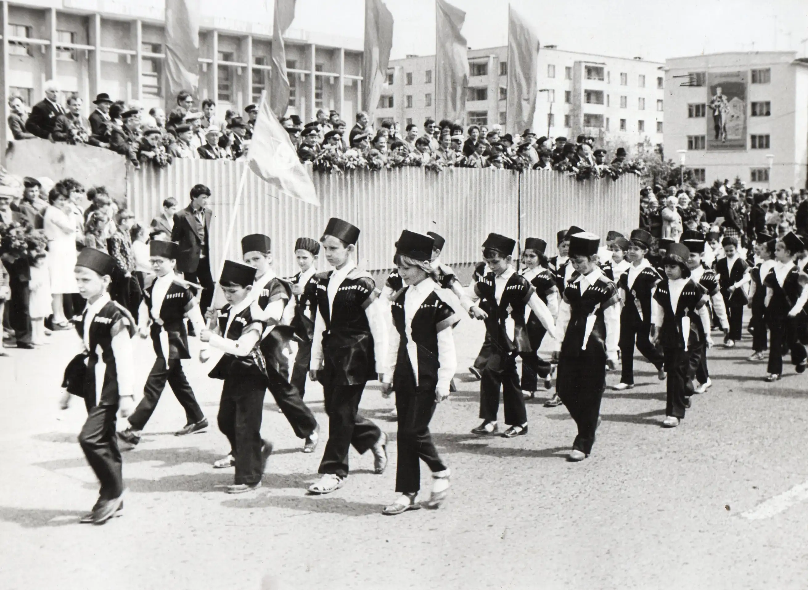 1 мая 1985 года стал для многих казачат первым парадом в новенькой форме, традиции славных героев-казаков живы!