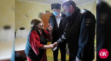 В Кавказском районе полицейские и общественники в преддверии Нового года навестили жительницу Кропоткина — ветерана Великой Отечественной войны Флору Ивановну Барсеян