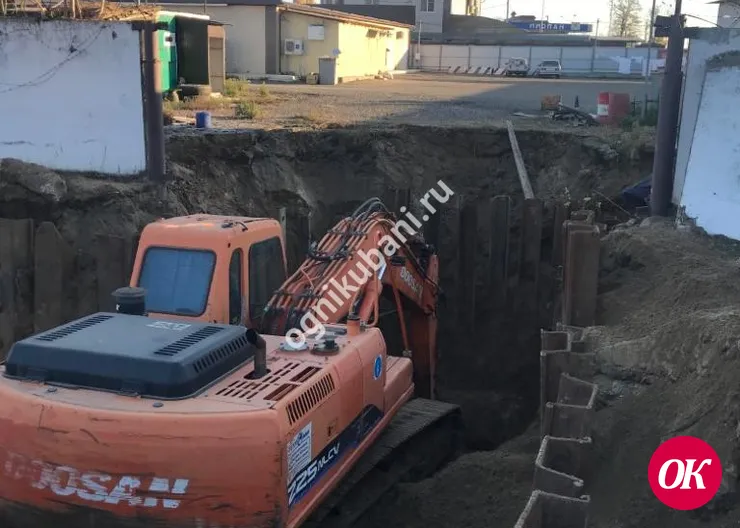 Ремонтные бригады по укладке коллектора в Кропоткине работают на глубине восемь метров