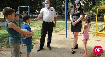 На детской площадке полицейские напомнили подросткам о соблюдении «детского закона», поговорили с ребятами об их увлечениях и… поиграли с ними в футбол