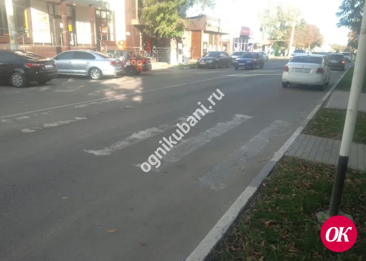 След от старой дорожной «зебры» на улице Красной,92 вводит в заблуждение пешеходов