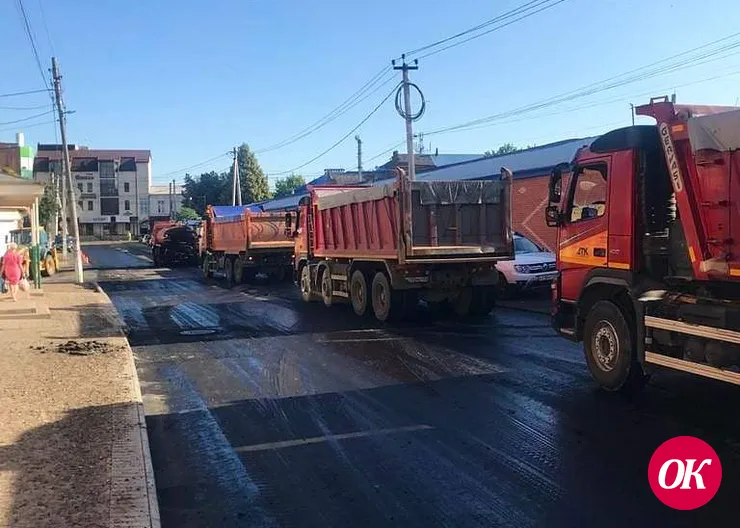 В районе Центрального рынка Кропоткина укладывают второй слой асфальта