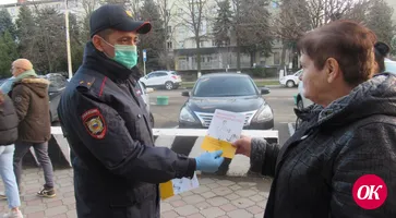 В Кавказском районе полицейские и общественники провели акцию по повышению финансовой грамотности граждан