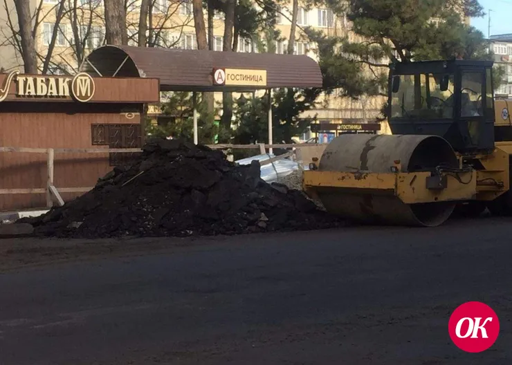 В Кропоткине на месте ремонта коллектора восстанавливают асфальтовое полотно