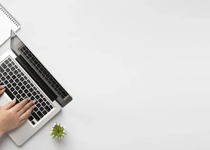 celovek-vid-sverhu-pisusii-na-noutbuke-s-kopiei-prostranstva