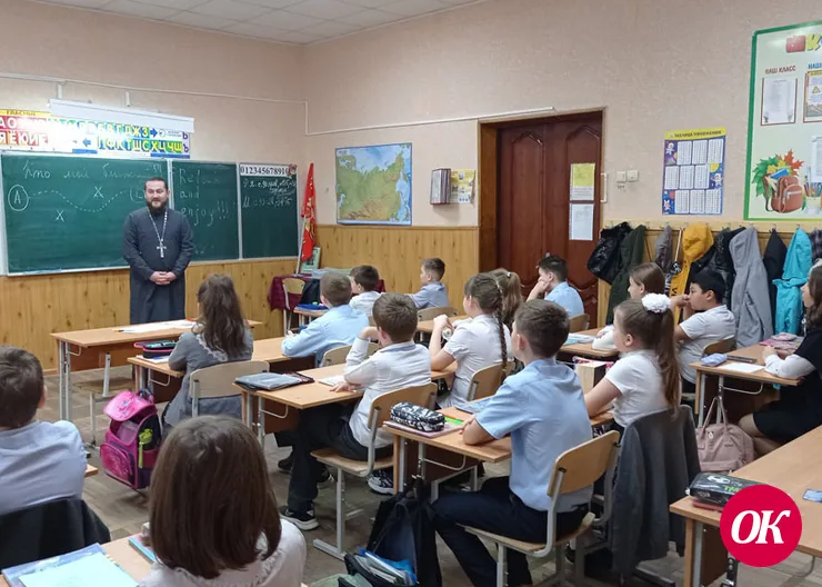 Клирик Покровского собора иерей Артемий Хлякин посетил школу №2 г.Кропоткина