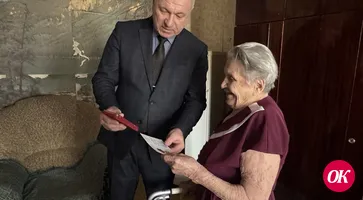Глава Кропоткина и председатель городского Совета вручили труженикам тыла медали к 80-летию Победы