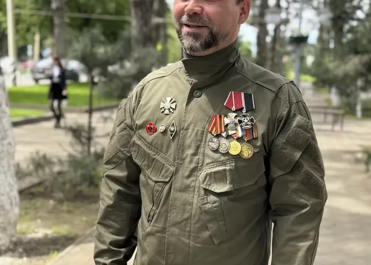Когда кропоткинец Михаил Маковецкий впервые надел военную форму, за его плечами не было никакого армейского опыта. До 2014 года он учился: сначала в Кропоткинском железнодорожном техникуме, потом получал профессию бухгалтера в колледже, затем «пошел на вы