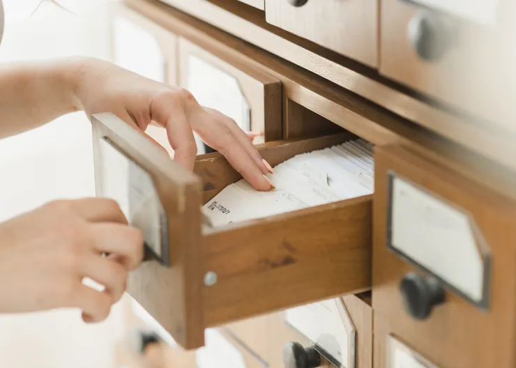 https://ognikubani.ru/wp-content/uploads/2023/01/crop-hands-searching-card-in-drawer