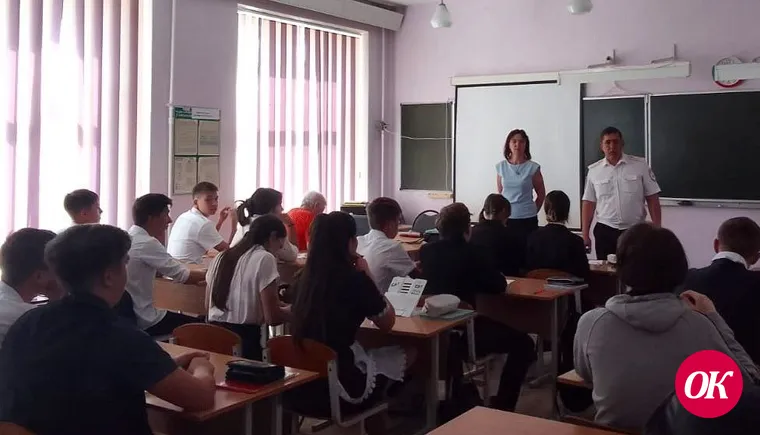 В Кавказском районе инспектора по делам несовершеннолетних пришли в школу с профилактической беседой