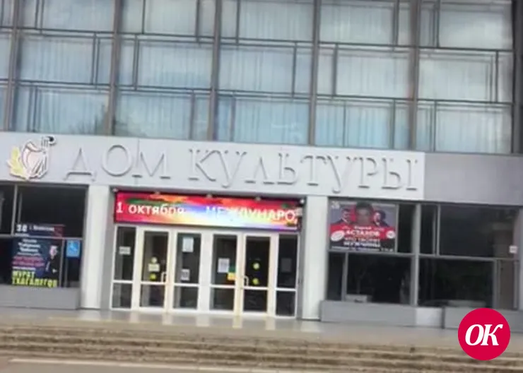 В городском Доме культуры установили светодиодную вывеску в честь Международного дня пожилого человека