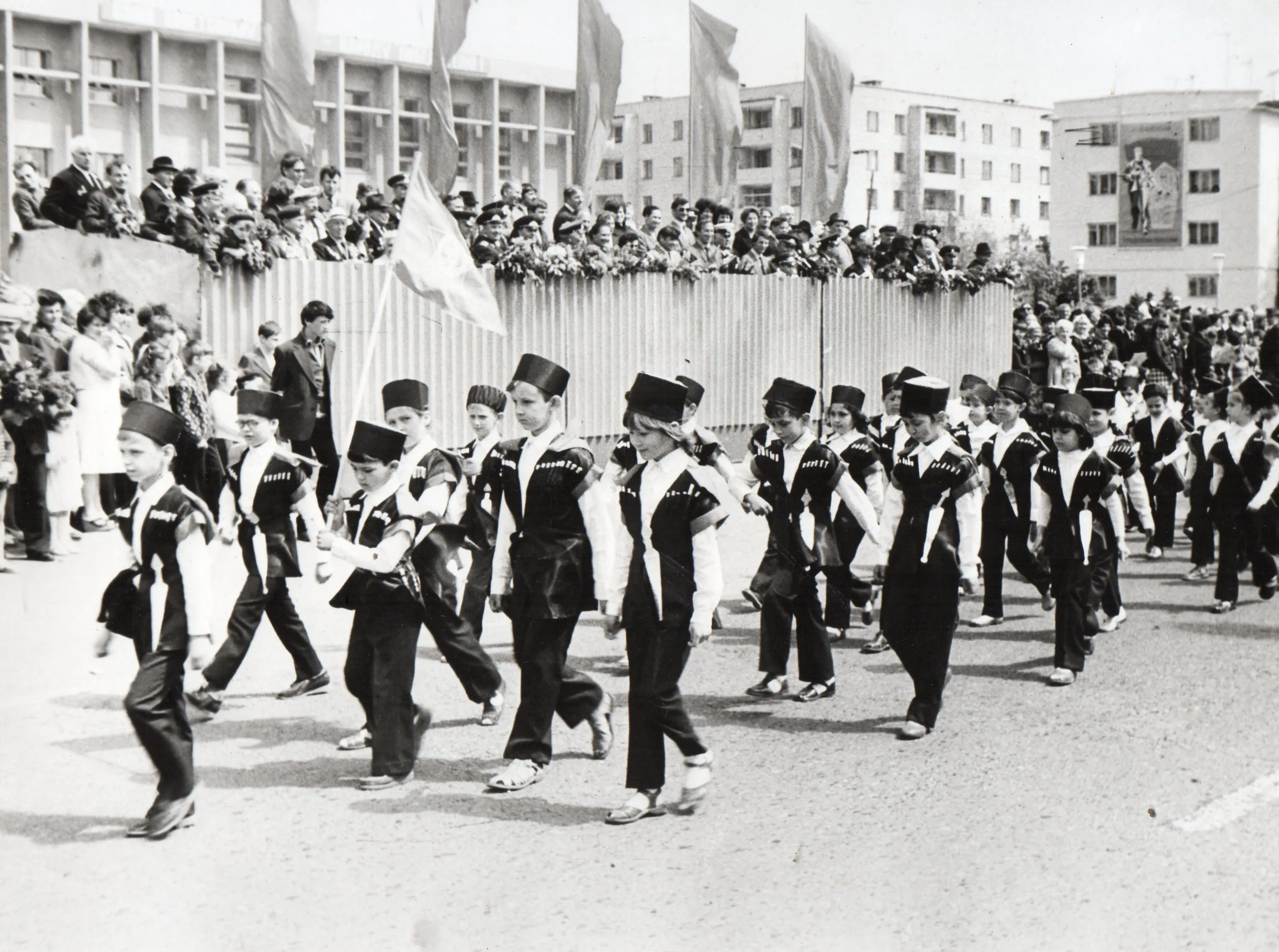 1 мая 1985 года стал для многих казачат первым парадом в новенькой форме, традиции славных героев-казаков живы!