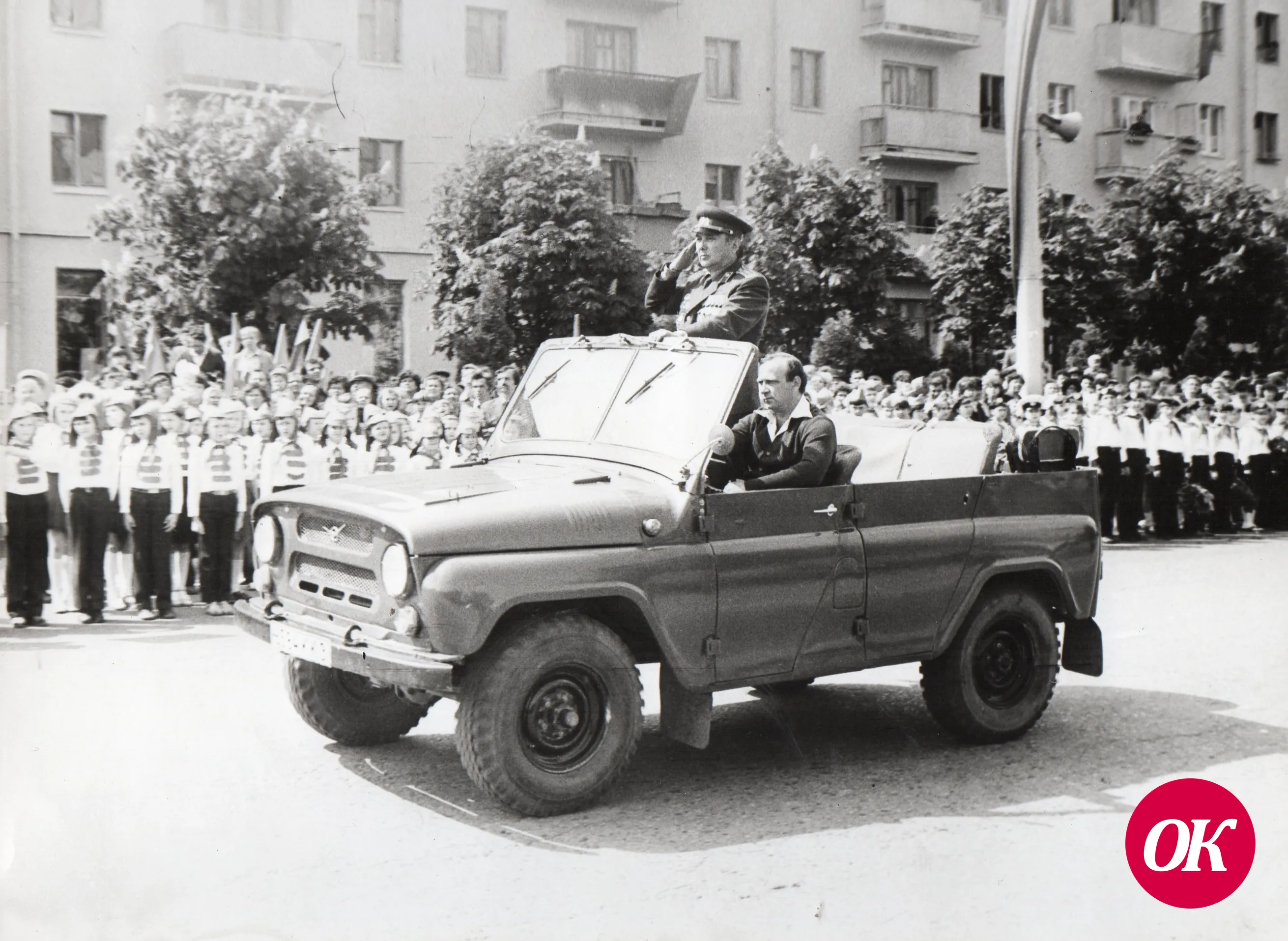 1 мая 1985 года, прием парада пионерских и октябрьских войск города. Стоять смирно!