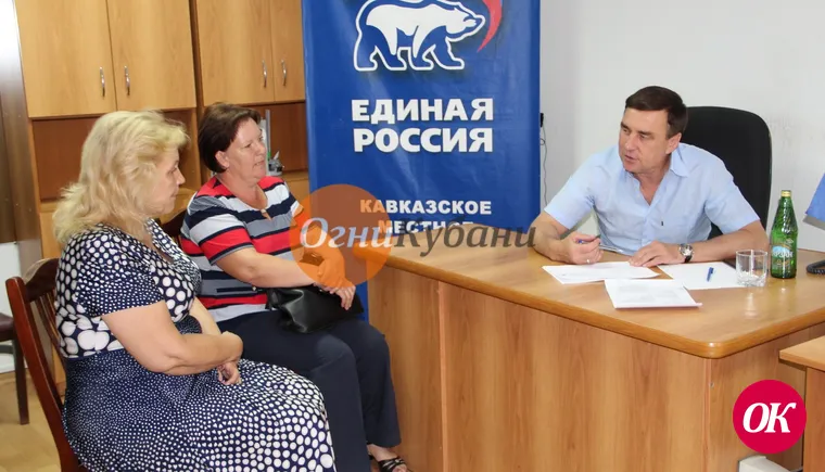 Жители района обратились к Виталию Очкаласову за содействием в ремонте кровель, тротуаров и остановочных павильонов