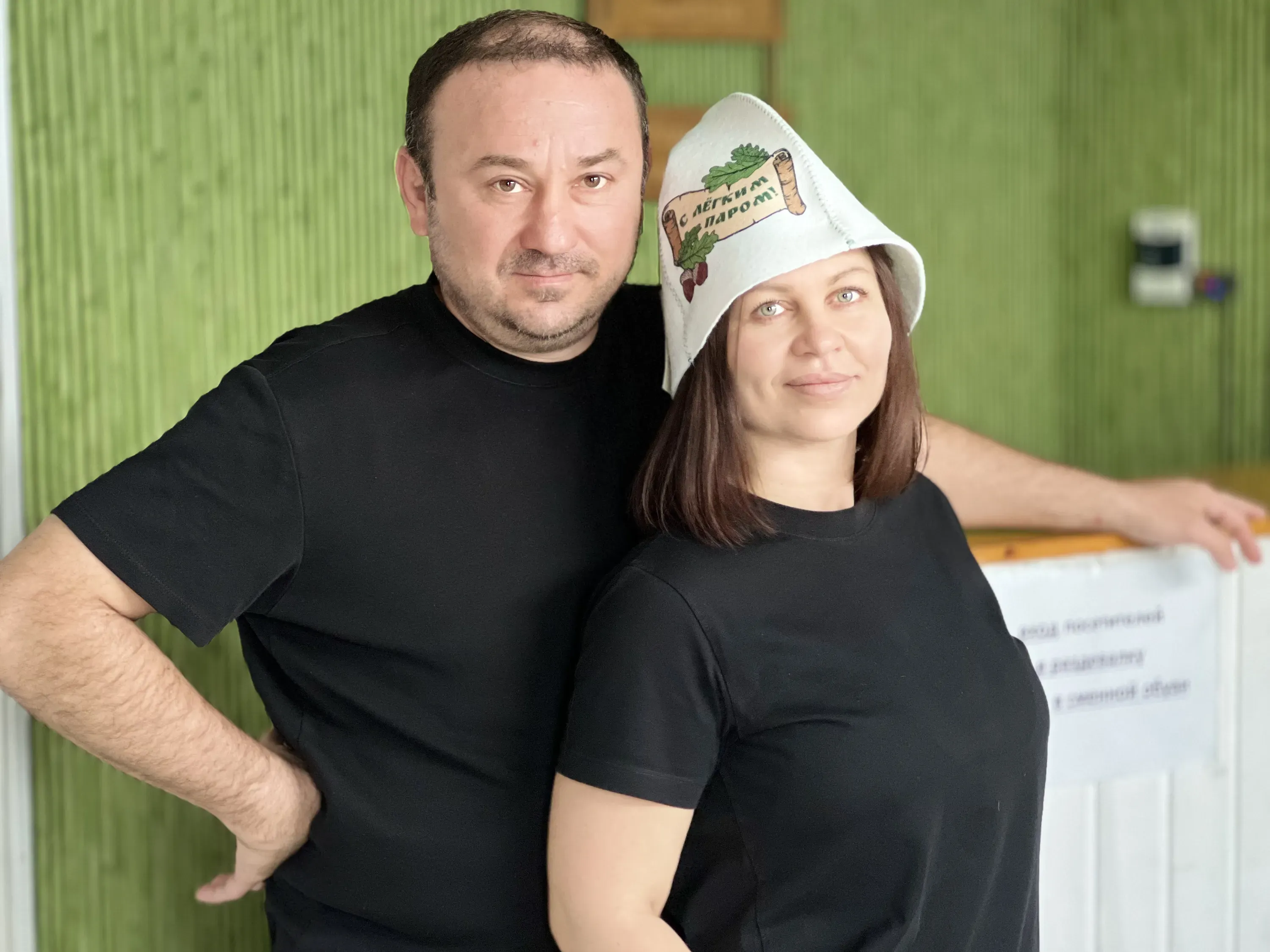 Супруги Жилинковы — Андрей Александрович, Елена Сергеевна — гостеприимные хозяева бани, толк в банном деле знают, попарят, как родных. 