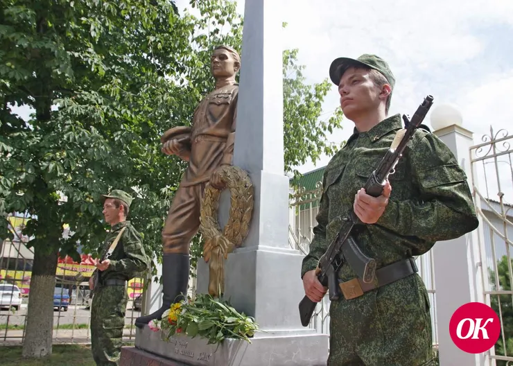 В День памяти и скорби командиры-наставники детского военного патриотического клуба «Патриот» в знак уважения к воинам-освободителям почтили их минутой молчания и возложили цветы к памятнику
