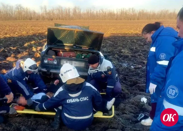В Кавказском районе машина вылетела с трассы в поле, водителя доставали спасатели