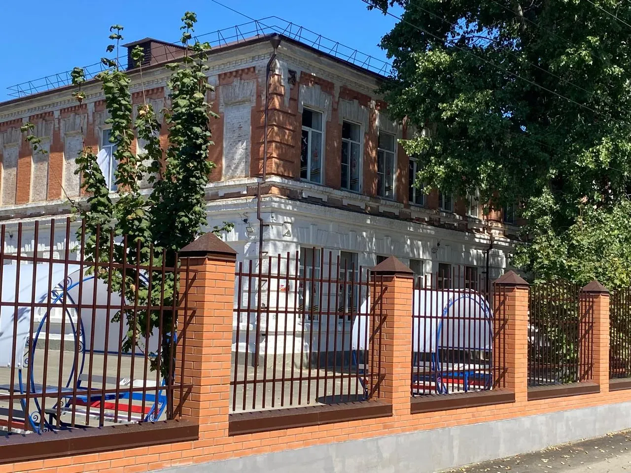 Лицей №45 г.Кропоткина в новом обрамлении.