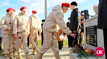 На братском захоронении советских солдат в Кропоткине молодежь почтила память павших